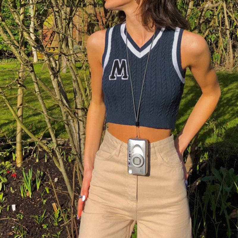 CROPPED V-NECK KNITTED VEST